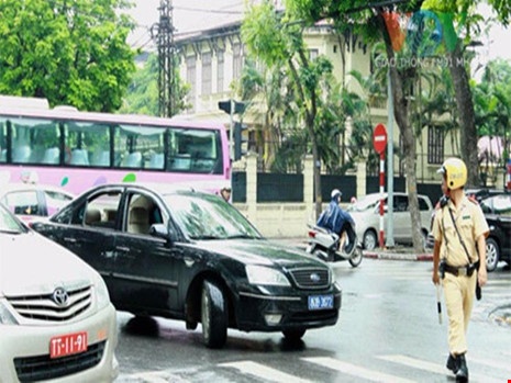 'Khong the de xe bien xanh uu tien hon bien trang' hinh anh