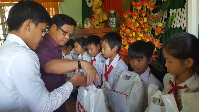 hỗ trợ học sinh vùng lũ ảnh 1 ho tro hoc sinh vung lu anh 1