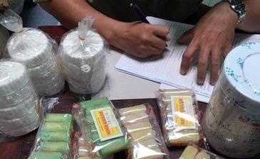 Ba chu mua hoa chat o cho Kim Bien, mang ve che bien banh in hinh anh