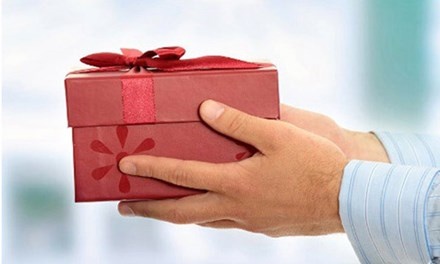 Nam 2016, chua co can bo nop lai qua tang hinh anh