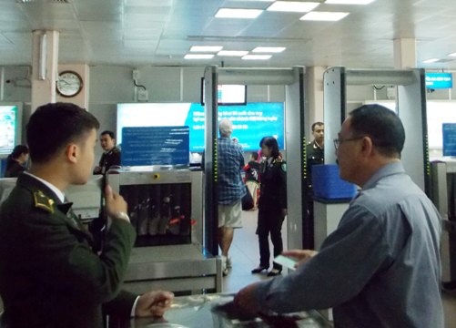 Khach quen Macbook, nhan vien ve sinh san bay 'giau bien' hinh anh