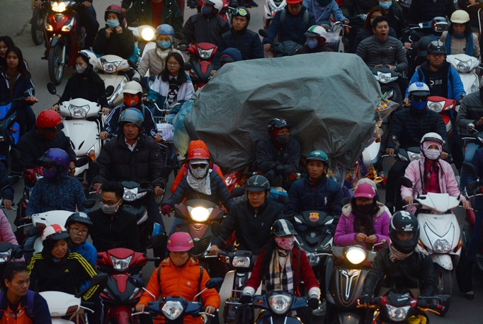 Nguoi Ha Noi chon chan 4 gio trong ngay ret nhat mua dong hinh anh