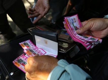 Lua nguoi gia ban ve so bang giay do gia hinh anh