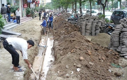 Dung thi cong dao duong, he dip Tet hinh anh