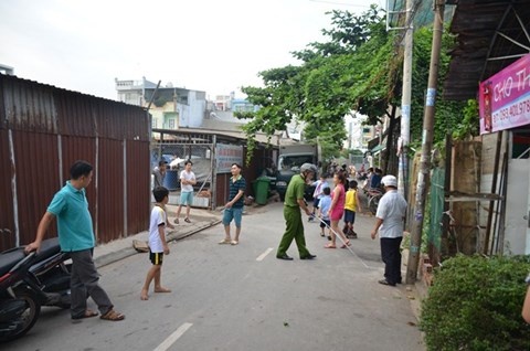 Nguoi phu nu quat 2 ten trom nga xuong duong hinh anh