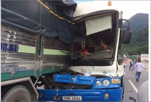 Bon xe tai tong nhau tren deo Bao Loc, 1 xe roi xuong vuc hinh anh