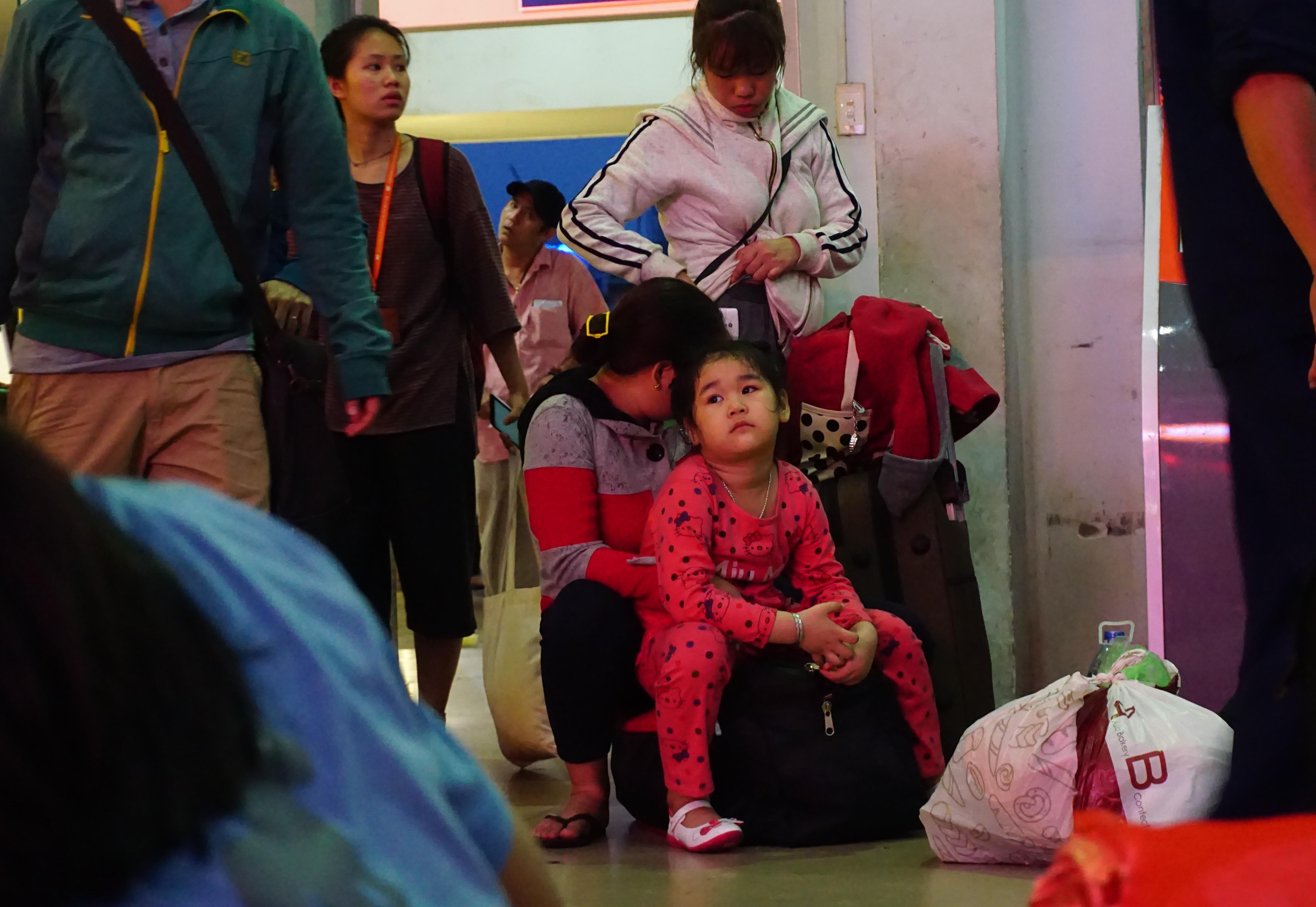 Nhung dua tre vat va o san ga cung cha me cho tau ve Tet hinh anh