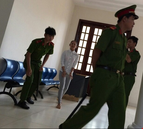 Co gai bi bat do dung xe anh 1