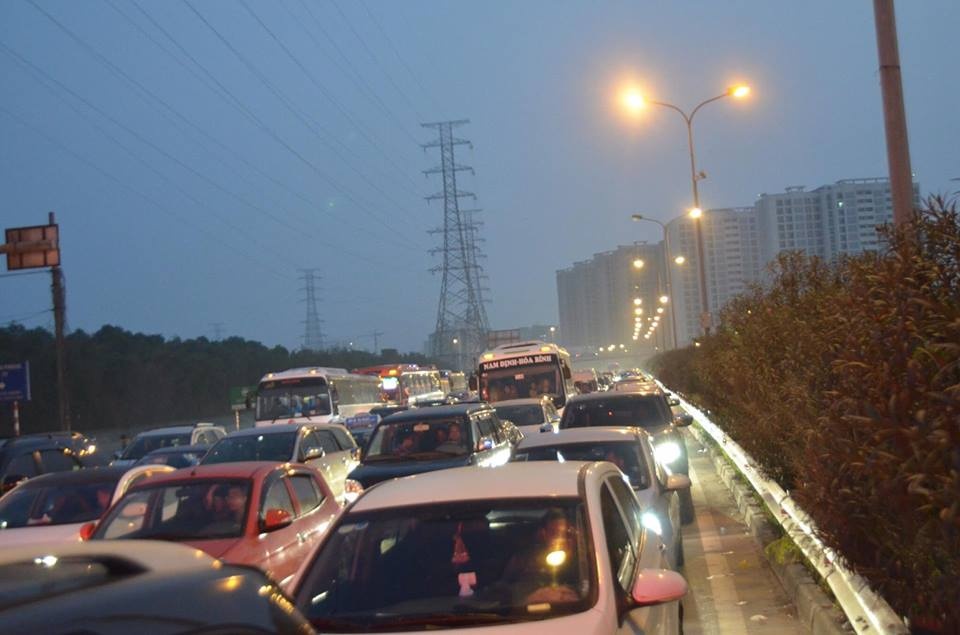 Un tac gan 5 gio dong ho tren cao toc Phap Van - Cau Gie hinh anh