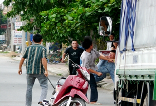 Cong an Dong Nai vay bat gan 20 nguoi mang hung khi di hon chien hinh anh