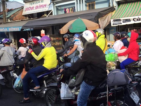 Nguoi mien Tay quay lai TP.HCM sau Tet hinh anh
