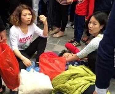 Ba cu bi danh ngat do dam chan co gai khi di Chua Huong hinh anh