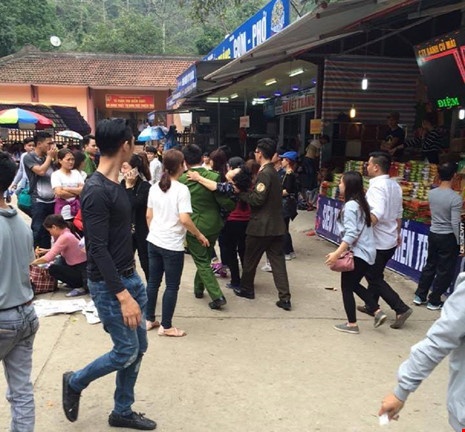 Ba cu bi danh ngat khi di chua Huong anh 1