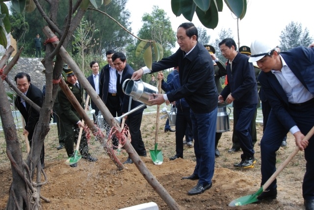 Chu tich nuoc phat dong Tet trong cay hinh anh