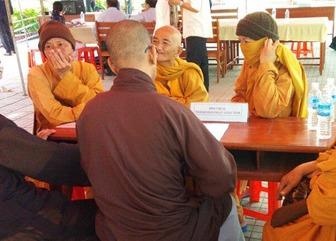 Vach mat 'nha su toc dai' o chua Ba - Binh Duong hinh anh