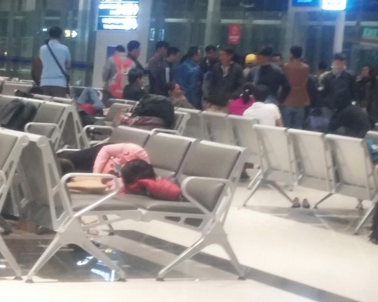 hành khách vật vã cả đêm ở sân bay Cát Bi ảnh 2 hanh khach vat va ca dem o san bay Cat Bi anh 2