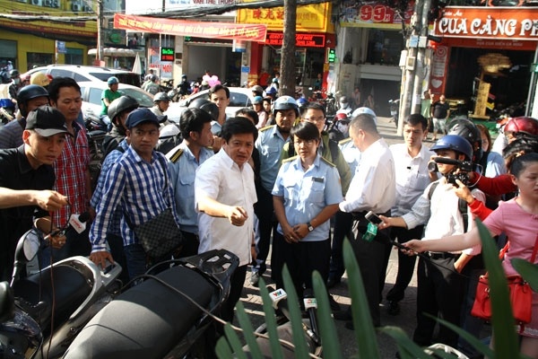 TP.HCM quyet doi lai via he cho nguoi di bo hinh anh
