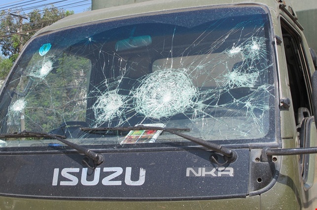 50 cong nhan dap xe canh sat giao thong o Dong Nai hinh anh