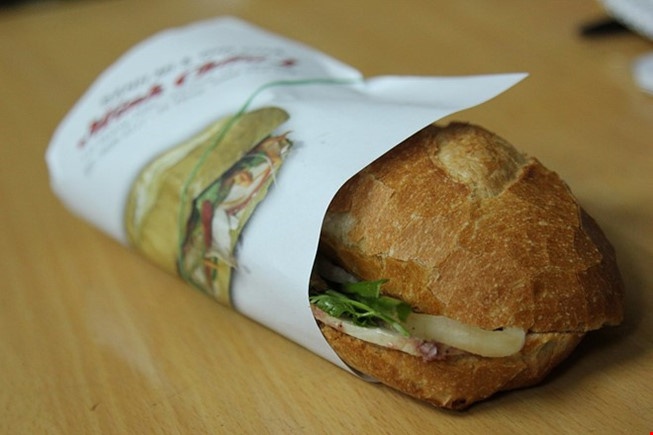 Goi banh mi bang giay bao coi chung bi phat hinh anh
