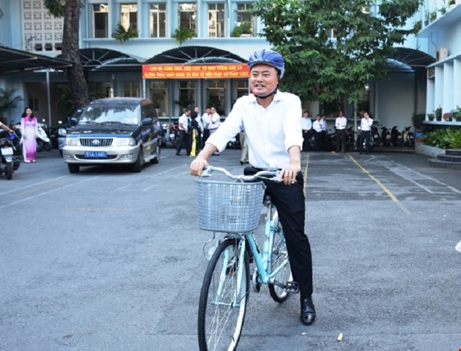 So GTVT keu goi can bo di xe dap hinh anh