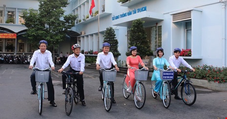 keu goi can bo di xe dap anh 1