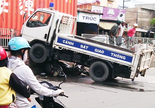 To cong tac Cong an TP.HCM gap tai nan giao thong, 1 trung ta tu vong hinh anh