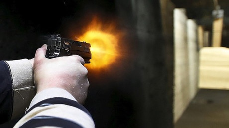 Dang ngoi uong nuoc, bi 3 ke la mat xong vao ban tu vong hinh anh