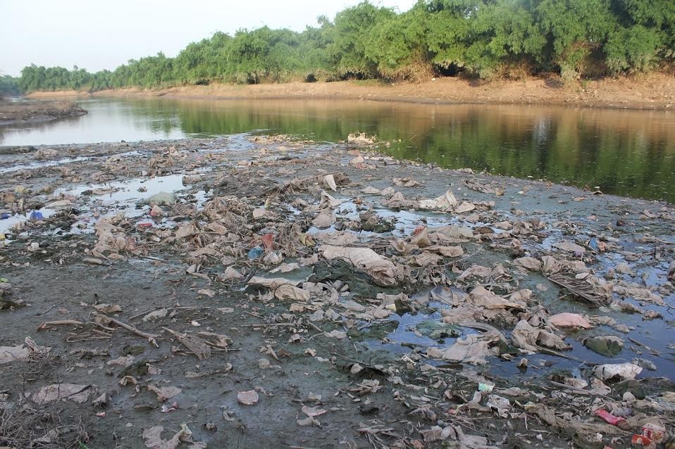 Dan ven song khong dam tho vi rac u dong hoi thoi hinh anh