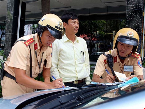 Dau xe giao hang cung bi xu phat hinh anh