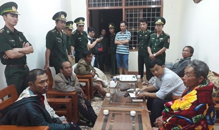 Tau sat tong chim tau ca, bo mac 4 ngu dan giua bien dem hinh anh