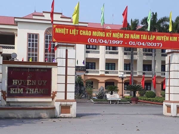 Nguoi nha bi thu, pho bi thu huyen cung nhau lam quan hinh anh