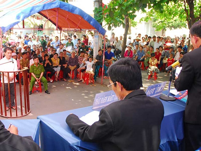 Xu oan, bo lot toi pham, tham phan bi xu ly ngang nhau? hinh anh