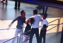 Den tre 14 phut, khach hanh hung nhan vien hang khong hinh anh