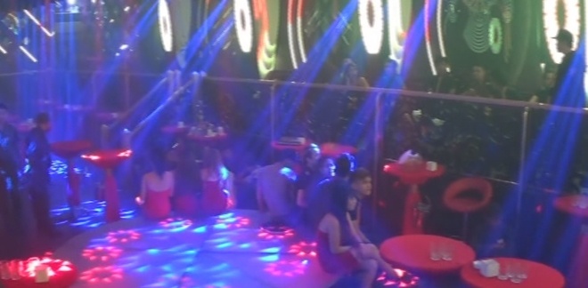 Gan 200 dan choi quay cuong trong tieng nhac va ma tuy hinh anh