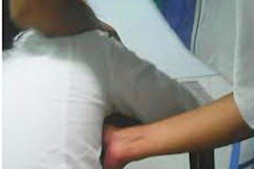 Nhieu nu sinh bi mot ke sam so o cong truong hinh anh