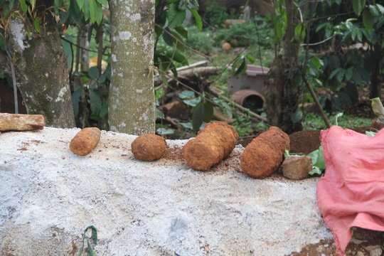 Xe tai do dat lam duong do ra... dan phao hinh anh