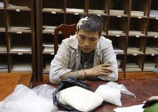Cuoc dau sung nghet tho voi trum ma tuy co 'kho vu khi khung' hinh anh
