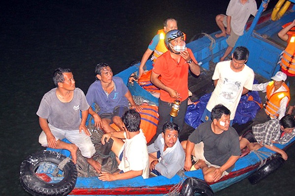 Thuyen truong ke lai giay phut 15 ngu dan bi hat tung xuong bien hinh anh