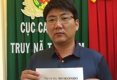 Lat tay chan tuong mot 'thuong gia ngoai quoc' bi Interpol truy na hinh anh