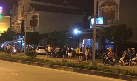 Giau dao va kiem trong hop qua, giang ho hon chien trong dem hinh anh