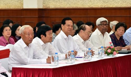 Tổng Bí thư gặp mặt cán bộ đã nghỉ hưu ảnh 2 Tong Bi thu gap mat can bo da nghi huu anh 2