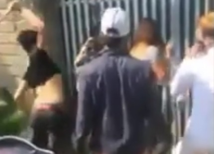 Nhom thanh nien danh dap co gai bi trieu tap hinh anh