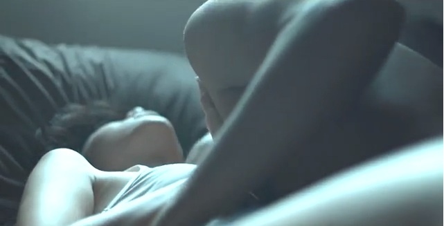 'Phi cong' dung clip nong tong tien nguoi tinh hon 12 tuoi hinh anh
