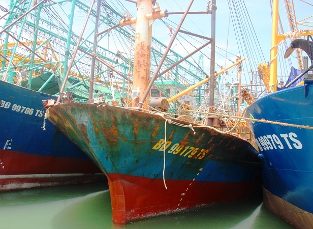 Tranh cai nay lua vu tau vo thep moi ra khoi da hong hinh anh