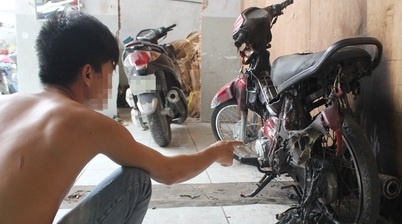 Chu vua dua o TP.HCM bi giang ho nem bom xang, dot xe may hinh anh