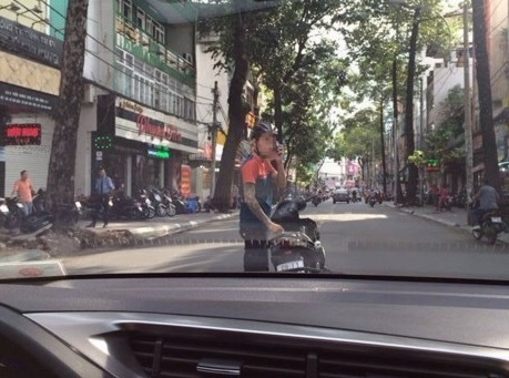 Nghi dan canh chan oto o TP.HCM de trom, cuop hinh anh