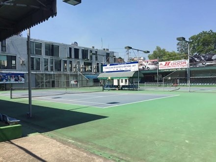 Bi 'thanh toan' nham, nguoi dan ong trung 3 phat dan tren san tennis hinh anh