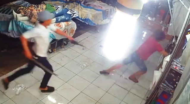 Cham tra luong, chu quan karaoke bi dau bep chem trong thuong hinh anh