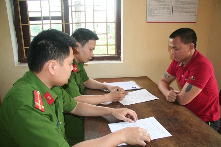 Tài xế đâm lật xe CSGT  ảnh 1 Tai xe dam lat xe CSGT anh 1