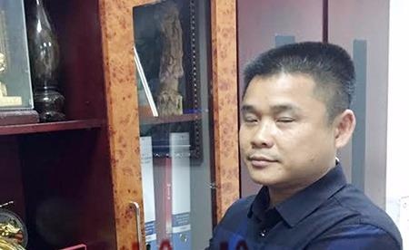 Giam doc chi nhanh ngan hang ep nguoi tinh cua vo chat dot ngon tay hinh anh